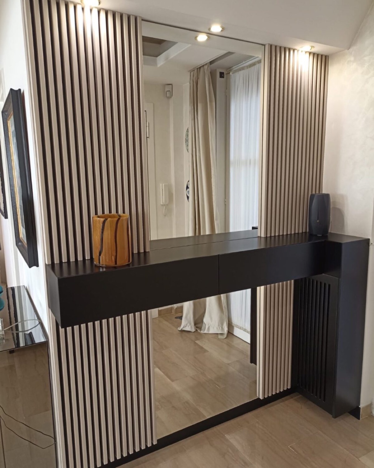 Boiserie a listelli in un ingresso