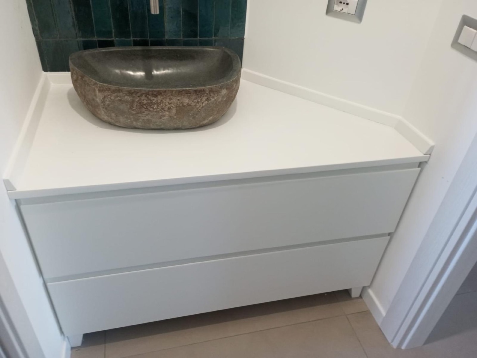 Mobile bagno angolare bianco con lavabo in pietra