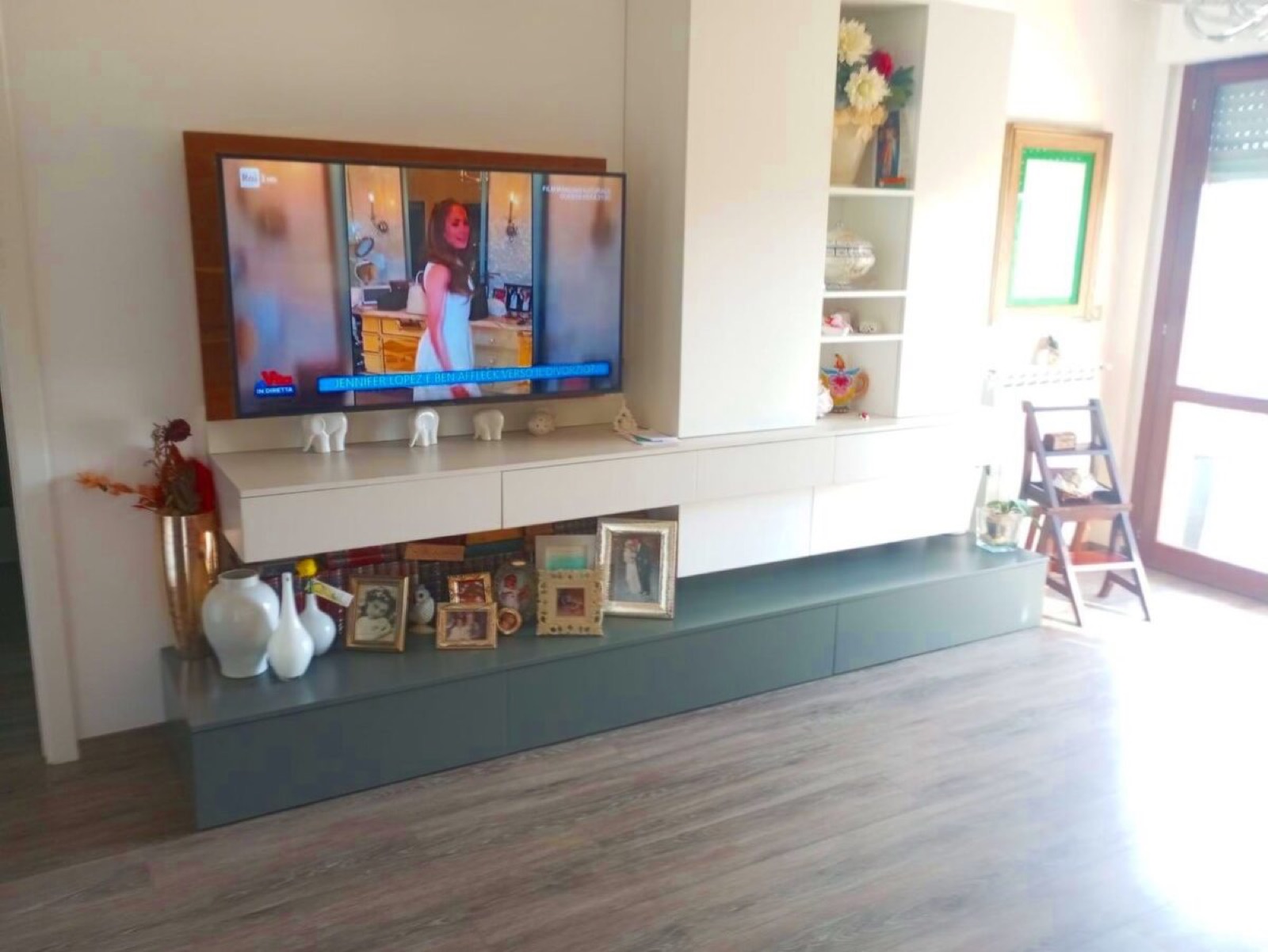 Parete attrezzata TV con mobili sospesi