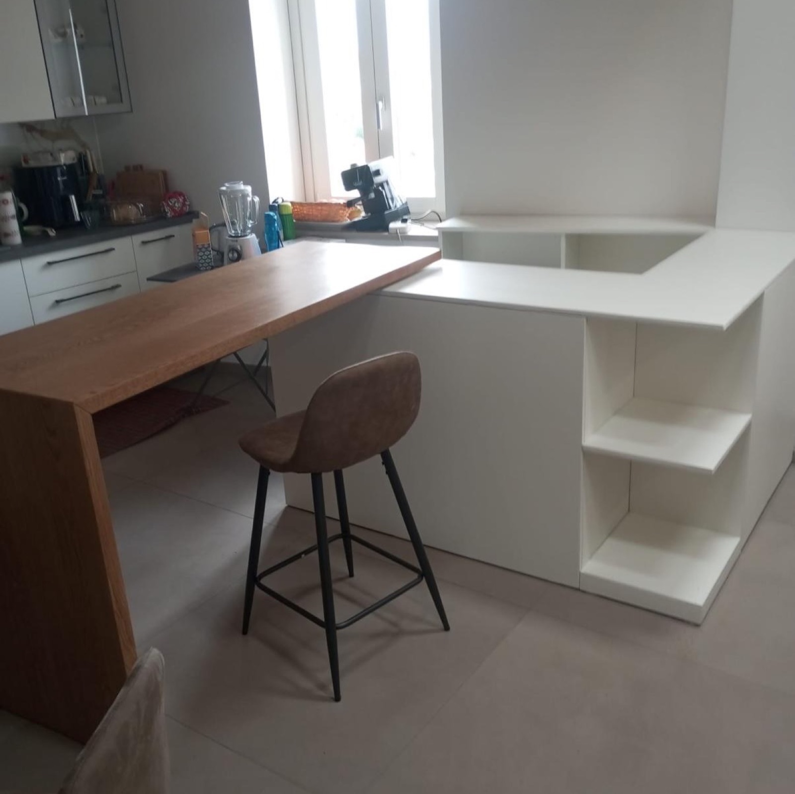 Penisola cucina con piano snack in legno