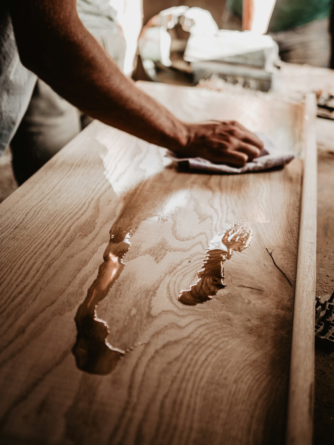 Trattamento a olio di un piano in legno